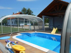 Ferienhaus in Balatonmáriafürd mit Terrasse, Grill und Garten